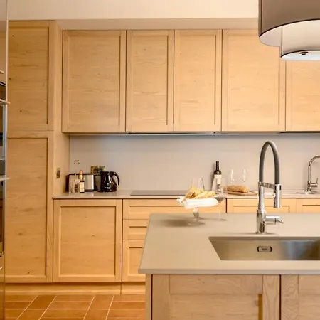 Vila Santa Maria Maddalena 10, Emma