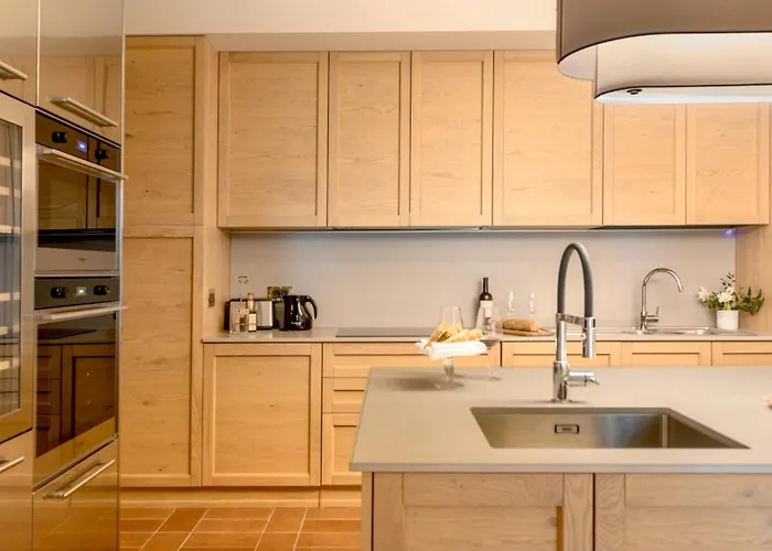 Villa Santa Maria Maddalena 10, Emma